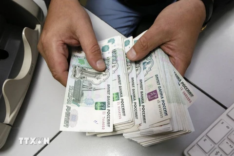 Kiểm tiền ruble tại Moskva. (Ảnh: Reuters/TTXVN)