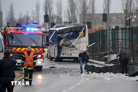 Cảnh sát Pháp điều tra tại hiện trường vụ tai nạn ở Rochefort. (Ảnh: AFP/TTXVN)