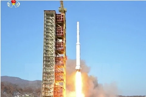Tên lửa mang theo vệ tinh Kwangmyongsong-4 rời bệ phóng. (Nguồn: YONHAP/TTXVN) 