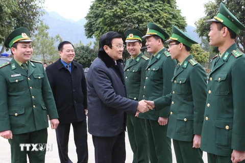 Chủ tịch nước Trương Tấn Sang thăm, chúc Tết cán bộ, chiến sỹ Đồn Biên phòng Trà Lĩnh. (Ảnh: Nguyễn Khang/TTXVN)