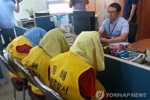 Các đối tượng người Indonesia tại cơ quan cảnh sát Hàn Quốc. (Nguồn: Yonhap News)