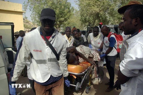Chuyển người bị thương trong vụ đánh bom ở Mora ngày 28/1 vừa qua. (Ảnh: AFP/TTXVN)