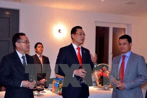 Đại sứ Nguyễn Trung Thành (giữa), Trưởng Phái đoàn Việt Nam bên cạnh Liên hợp quốc, WTO và các tổ chức quốc tế khác tại Geneva. (Ảnh: Tố Uyên/TTXVN)