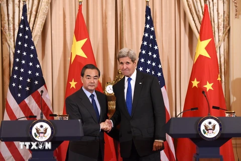 Ngoại trưởng Mỹ John Kerry (phải) và Ngoại trưởng Trung Quốc Vương Nghị tại cuộc họp báo sau hội đàm. (Ảnh: THX/TTXVN)