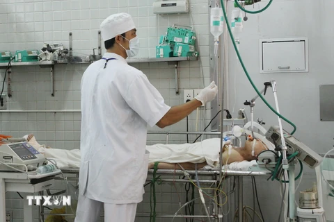 Một nạn nhân nguy kịch đang cấp cứu tại Bệnh viện Chợ Rẫy, Thành phố Hồ Chí Minh. (Ảnh: Phương Vy/TTXVN)