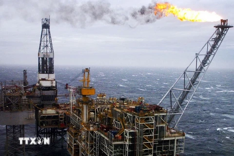 Một giàn khoan dầu tại Biển Bắc. (Ảnh: AP/TTXVN)