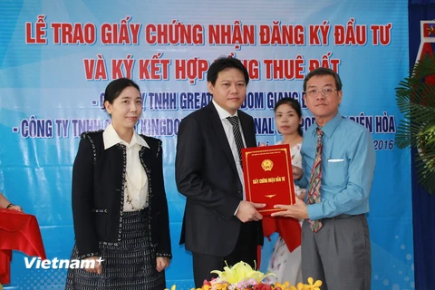 Quang cảnh lễ trao giấy chứng nhận đầu tư. (Ảnh: Sỹ Tuyên/Vietnam+)
