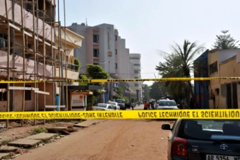 Cảnh sát chắn đường tại khách sạn Radisson Blu ở Bamako vào ngày 21/11/2015, sau cuộc bao vây thánh chiến chết người tại đây. (Nguồn: AFP)