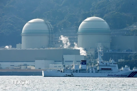 Lò phản ứng hạt nhân số 3 (trái) và số 4 (phải) tại nhà máy Takahama ngày 26/2 vừa qua. (Ảnh: AFP/TTXVN)