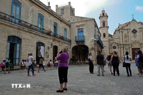 Khách du lịch tham quan khu phổ cổ ở La Habana tại Cuba. (Ảnh: AFP/TTXVN)