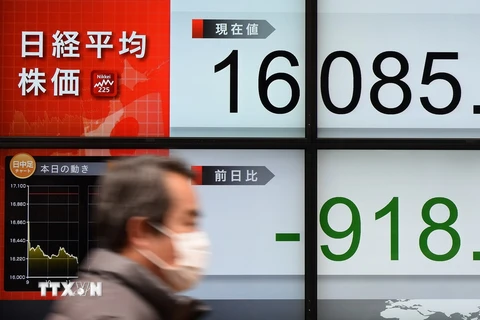 Chỉ số Nikkei lao dốc tại thị trường chứng khoán Tokyo, Nhật Bản ngày 9/2 vừa qua. (Ảnh: AFP/TTXVN)