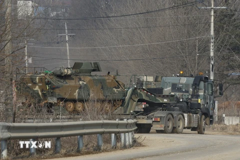 Xe quân sự Hàn Quốc được triển khai tại khu vực thị trấn Yeoncheon, Hàn Quốc ngày 4/3 vừa qua, trước thềm cuộc tập trận Giải pháp Then chốt. (Ảnh: Yonhap/TTXVN)