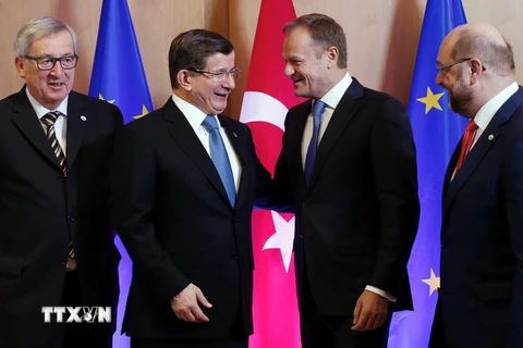 Chủ tịch Ủy ban châu Âu Jean-Claude Juncker, Thủ tướng Thổ Nhĩ Kỳ Ahmet Davutoglu, Chủ tịch Hội đồng châu Âu Donald Tusk và Chủ tịch Nghị viện châu Âu Martin Schulz. (Ảnh: AFP/TTXVN)