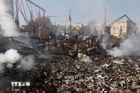 Một xưởng may bị phá hủy sau cuộc không kích của liên quân ở thủ đô Sanaa ngày 14/2 vừa qua. (Ảnh: AFP/TTXVN)