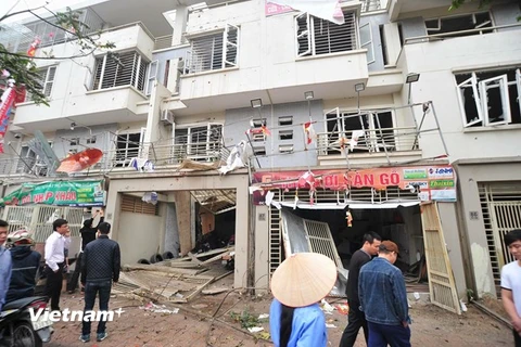 Những căn nhà đối diện nơi xảy ra vụ nổ cũng bị hư hại nặng (Ảnh: Lê Minh Sơn/Vietnam+) ​
