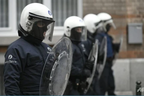 Cảnh sát Bỉ bao vây khu vực lực lượng đặc nhiệm thực hiện vụ bắt giữ nghi can ở quận Molenbeek-Saint-Jean, Brussels ngày 18/3. (Ảnh: AFP)