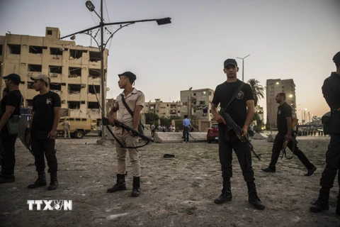Cảnh sát Ai Cập phong tỏa hiện trường một vụ đánh bom ở quận Shubra, phía Bắc thủ đô Cairo. (Ảnh: AFP/TTXVN)