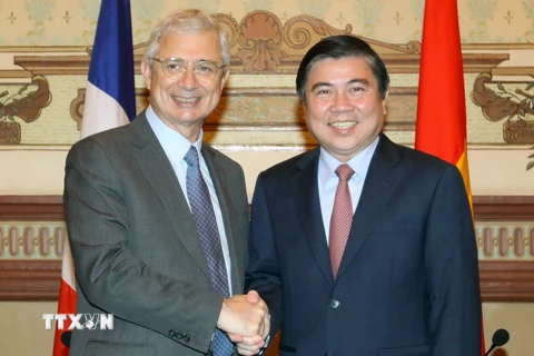 Chủ tịch UBND TP Hồ Chí Minh Nguyễn Thành Phong tiếp Chủ tịch Quốc hội Cộng hòa Pháp Claude Bartolone đang thăm chính thức Việt Nam. (Ảnh: Thanh Vũ/TTXVN)