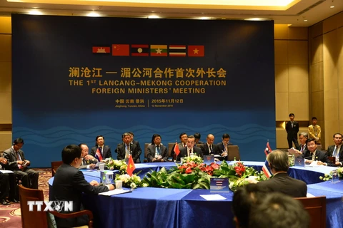 Phó Thủ tướng, Bộ trưởng Ngoại giao Phạm Bình Minh (thứ nhất, bên trái) tại Hội nghị Bộ trưởng Ngoại giao Mekong-Lan Thương lần thứ nhất 2015. (Ảnh: THX/TTXVN)