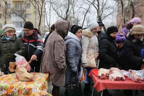 Người dân Nga xếp hàng mua thực phẩm. (Nguồn: Bloomberg/Getty Images)