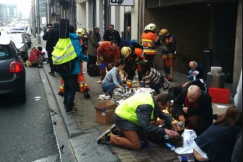Những người bị thương đang được điều trị bằng y như nhân viên cứu hỏa chuẩn bị để vào ga tàu điện ngầm. (Nguồn: dailymail.co.uk)