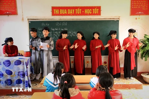 Giờ học hát Xoan của học sinh Trường trung học cơ sở Kim Đức, thành phố Việt Trì. (Ảnh: Trung Kiên/TTXVN)