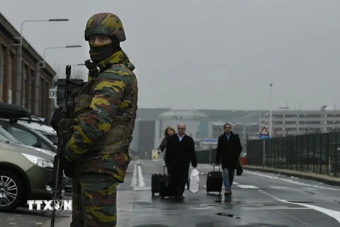 Lực lượng an ninh Bỉ gác trên tuyến đường bên ngoài sân bay Zaventem, một ngày sau vụ đánh bom kép, ngày 23/3. (Ảnh: AFP/TTXVN)