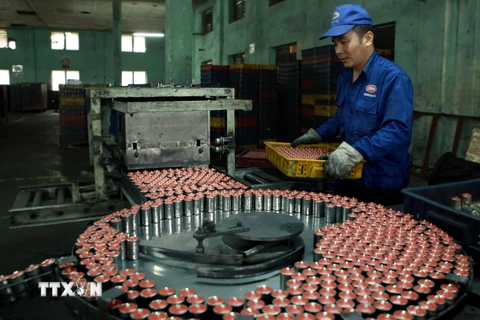 Dây chuyền sản xuất pin R20 của Công ty Cổ phần Pin Hà Nội của Tập đoàn Hóa chất Việt Nam. (Ảnh: Hoàng Hùng/TTXVN)