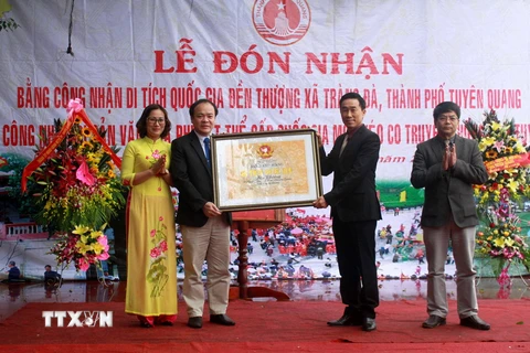 Lãnh đạo tỉnh Tuyên Quang thay mặt Bộ Văn hóa, Thể thao và Du lịch trao Bằng công nhận di tích Quốc gia Đền thượng, xã Tràng Đà, thành phố Tuyên Quang cho đại diện thành phố Tuyên Quang. (Ảnh: Văn Tý./TTXVN)