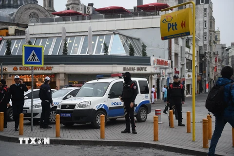 Cảnh sát Thổ Nhĩ Kỳ tuần tra trên các đường phố sau vụ tấn công khủng bố ở Istanbul. (Ảnh: AFP/TTXVN)