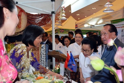 Việt Nam giới thiệu các món ăn đậm bản sắc dân tộc với bạn bè quốc tế tại Liên hoan Ẩm thực ASEAN 2015. (Ảnh: Xuân Khu/Vietnam+)