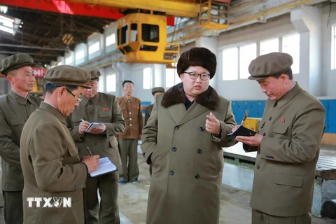 Nhà lãnh đạo Triều Tiên Kim Jong-un (giữa). (Ảnh: Yonhap/TTXVN)