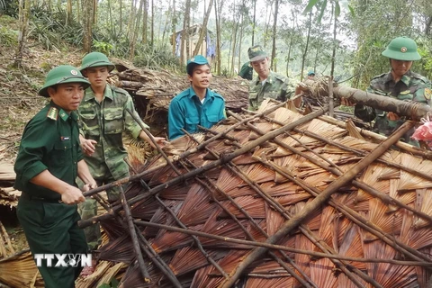 Bộ đội Biên phòng Quảng Bình giúp dân dựng lại nhà cửa, khắc phục hậu quả do lốc xoáy mưa đá gây ra. (Ảnh: Mạnh Thành/TTXVN)