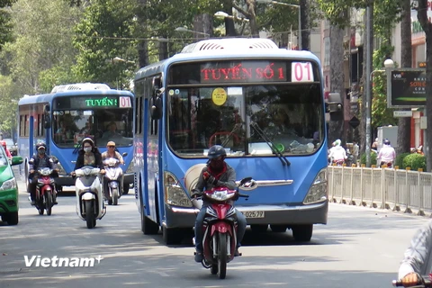Xe buýt sử dụng nhiên liệu sạch đưa vào hoạt động trên tuyến số 1. (Ảnh: Hoàng Hải/Vietnam+) 
