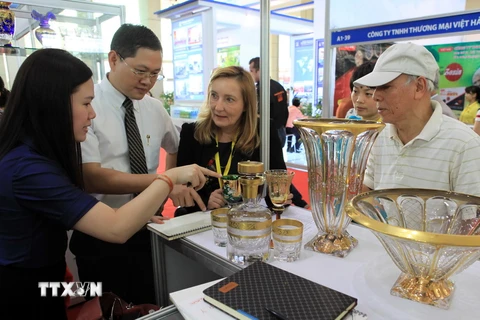 Khách tham quan các gian hàng trong ngày khai mạc Hội chợ Thương mại Quốc tế Việt Nam 2015. (Ảnh: Trần Việt/TTXVN)