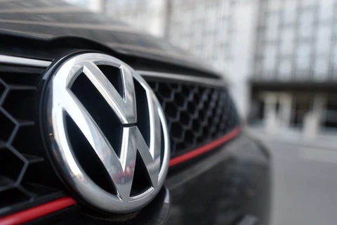 Logo của hãng Volkswagen trên xe ôtô ở San Francisco, California, Mỹ. (Ảnh: AFP/TTXVN)