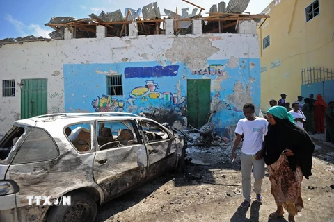 Hiện trường vụ vụ đánh bom xe ở thủ đô Somalia ngày 9/4 vừa qua. (Ảnh: THX/TTXVN)