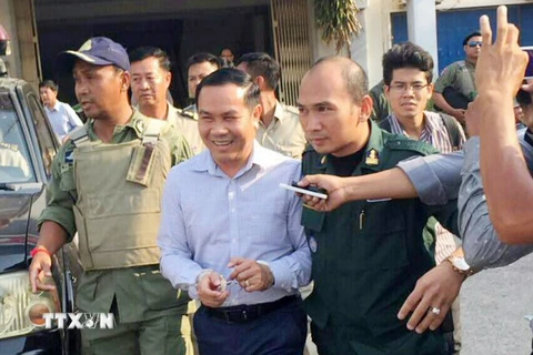 Ông Um Sam An (thứ 2, trái) bị cảnh sát áp giải tại thủ đô Phnom Penh, Campuchia ngày 11/4. (Ảnh: THX/TTXVN)