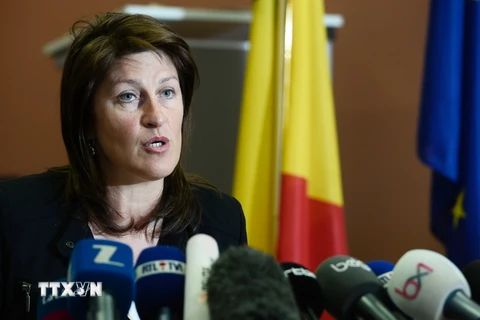 Bà Jacqueline Galant phát biểu tại cuộc họp báo ở Brussels sau khi đệ đơn xin từ chức. (Ảnh: AFP/TTXVN)