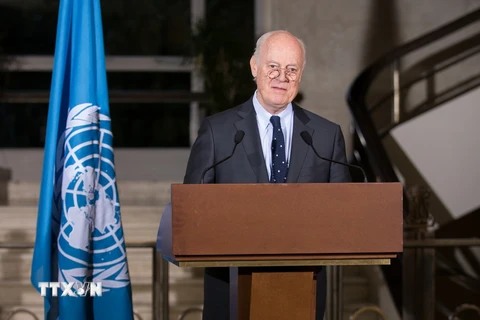 Đặc phái viên Liên hợp quốc về Syria Staffan de Mistura tại cuộc họp báo sau đàm phán ở Geneva ngày 13/4. (Ảnh: THX/TTXVN)