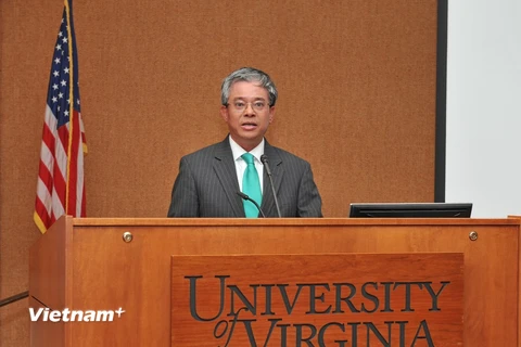 Đại sứ Phạm Quang Vinh trao đổi về các tiềm năng hợp tác với bang Virginia nói chung và Đại học Virginia nói riêng. (Ảnh: Thanh Tuấn/Vietnam+)