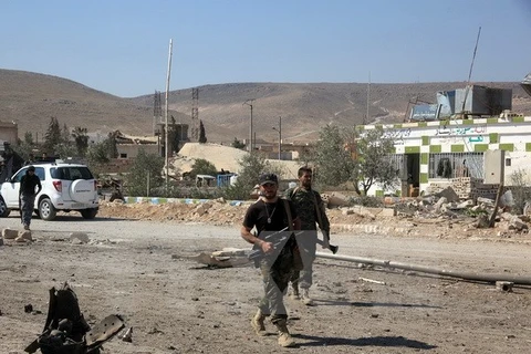 Binh sỹ Syria làm nhiệm vụ tại thị trấn Khanasser, Aleppo. (Ảnh: AFP/TTXVN) 