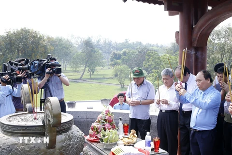 Thủ tướng Nguyễn Xuân Phúc và các đại biểu dâng hương, dâng hoa viếng các Anh hùng Liệt sỹ tại Khu di tích Quốc gia đặc biệt Thành cổ Quảng Trị. (Ảnh: Thống Nhất/TTXVN)