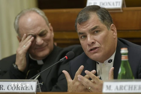 Tổng thống Ecuador Rafael Correa (phải) ban bố tình trạng khẩn cấp trên toàn quốc sau trận động đất kinh hoàng. (Ảnh: AFP/TTXVN)