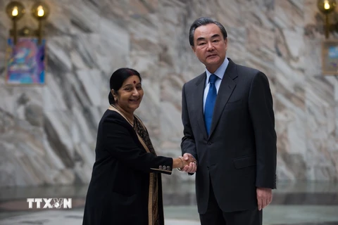 Ngoại trưởng Trung Quốc Vương Nghị (phải) có cuộc hội đàm với người đồng cấp Ấn Độ Sushma Swaraj tại Moskva, Nga. (Ảnh: THX/TTXVN)