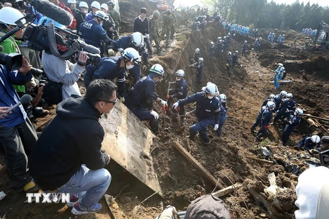 Lực lượng cứu hộ tìm kiếm các nạn nhân động đất ở Minami-Aso, Kumamoto ngày 19/4. (Ảnh: AFP/TTXVN)