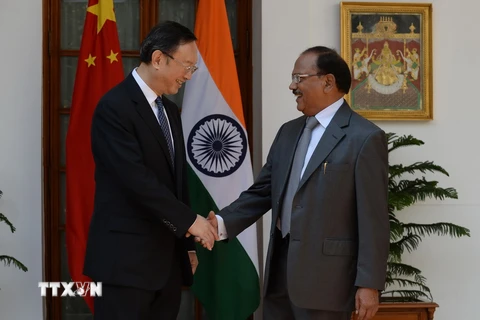 Cố vấn an ninh quốc gia Ấn Độ Ajit Doval (phải) cùng với Ủy viên Quốc vụ Trung Quốc Dương Khiết Trì tại vòng đàm phán biên giới Ấn-Trung lần thứ 18 năm 2015. (Ảnh: AFP/TTXVN)