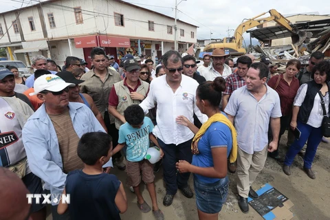Tổng thống Ecuador Rafael Correa (giữa) đã tới thị sát các khu vực bị ảnh hưởng bởi trận động đất mạnh 7,8 độ Richter xảy ra tối 16/4 vừa qua ở tây bắc nước này. (Ảnh: AFP/TTXVN)