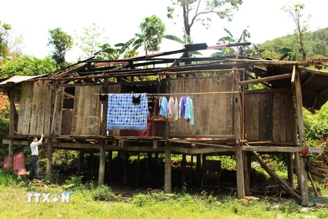 Mưa đá kèm theo gió lốc làm tốc, hư hỏng nhà của hộ gia đình ở thôn Nà Nông thuộc xã Nậm Ban, huyện Mèo Vạc, tỉnh Hà Giang. (Ảnh: Kim Tiến/TTXVN)