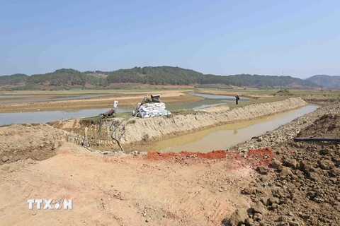 Một đoạn lòng hồ Đankia bị san ủi đất để làm đường đi vào khu sản xuất nông nghiệp của người dân. (Ảnh: Nguyễn Dũng/TTXVN)